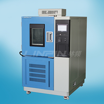 　　上海交變濕熱箱電子式濕度傳感器商品及環(huán)境濕度精確測量歸屬于95時代盛行的制造行業(yè), 近些年世界各國在濕度傳感器產(chǎn)品研發(fā)行業(yè)獲得了長足進步。濕敏控制器正從簡易的濕敏元器件向柔性生產(chǎn)、智能化系統(tǒng)、多主要參數(shù)檢驗的方位快速發(fā)展趨勢，為開發(fā)新一代環(huán)境濕度測控系統(tǒng)造就了資源優(yōu)勢，也將環(huán)境濕度精確測量技術(shù)性提升到新的水準(zhǔn)。  　　現(xiàn)階段只有上海林頻儀器設(shè)備及少數(shù)幾家海外公司把握了用電子式濕度傳感器在上海交變濕熱箱的開發(fā)設(shè)計和運用。對比于傳的濕區(qū)球法測濕技術(shù)性，電子式濕度傳感器成本費較高，主要認(rèn)知環(huán)境濕度快，測濕更等優(yōu)勢。該技術(shù)性現(xiàn)階段在中國航天、北京林業(yè)大學(xué)、中國電力科學(xué)院等環(huán)境試驗箱如表獲得了非常好的運用，這一技術(shù)性也將變成將來上海交變濕熱箱的流行發(fā)展前景。  　　電子式濕度傳感器的優(yōu)勢取決于能捕獲相對濕度的微量分析的轉(zhuǎn)變, 反映靈巧, 落后時間在30五秒之內(nèi)年飄移小。因為電子式濕度傳感器能將相對濕度的轉(zhuǎn)變變換為電信號輸出, 逐步實現(xiàn)了電子數(shù)碼顯示信息。因為選用操縱與顯示信息的數(shù)據(jù)信號均來源于同樣, 防止了因取樣操縱和顯示信息分離出來而導(dǎo)致的積累偏差, 因而其取樣操縱顯示信息總偏差就是說電子式濕度傳感器自身的線形偏差, 且該線形偏差還可根據(jù)賠償電源電路開展調(diào)節(jié), 全面提高精密度。